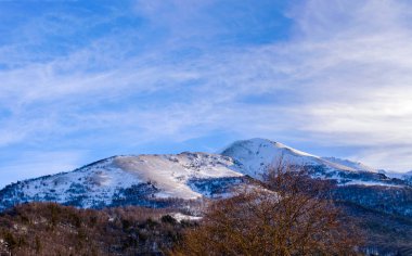 Kayalar ve karla kaplı kış manzarası