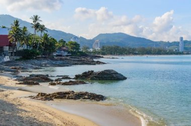Güneşli bir günde bir taş Beach serinletici su bir dalga