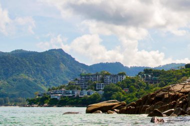 Güneşli bir günde bir taş Beach serinletici su bir dalga