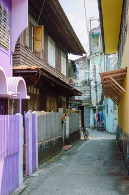 Eski townhouses Bangkok Tayland sermaye şehir dar sokakta.