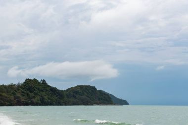 boş bir bulutlu gün kumsalda