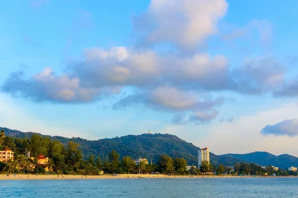 高角度はビュー ポイント、プーケット、タイから丘の上島と大仏の美しい風景を表示します。 — ストック写真