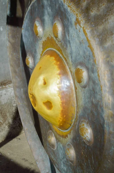 Grande gong in un tempio buddista, dove si poteva vedere come pulito è il tuo karma, Thailandia — Foto Stock