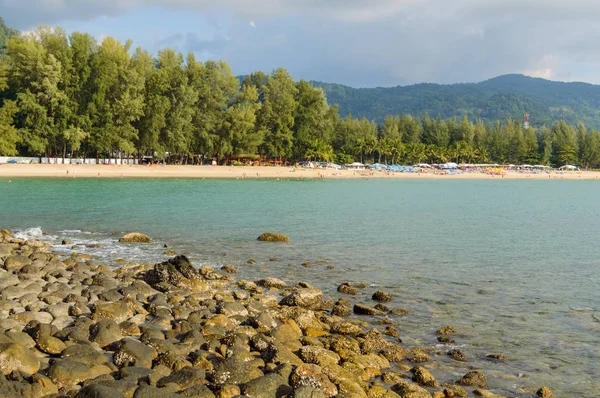 Pláž na ostrově Phuket za slunečného dne, Thajsko — Stock fotografie