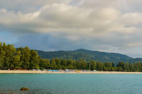 Pláž na ostrově Phuket za slunečného dne, Thajsko — Stock fotografie