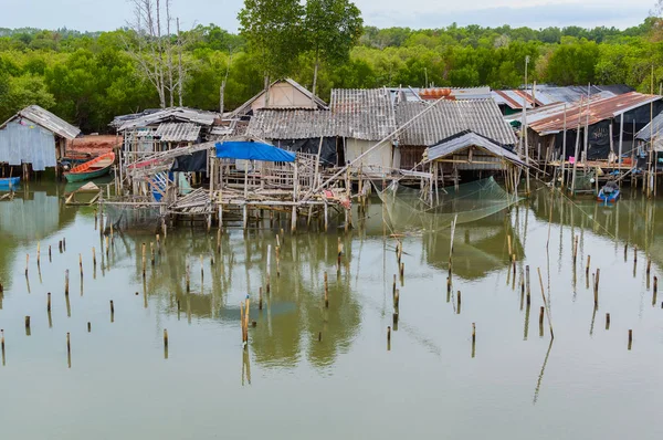 Cabañas en el río en el paisaje tropical - casas en la selva — Foto de Stock