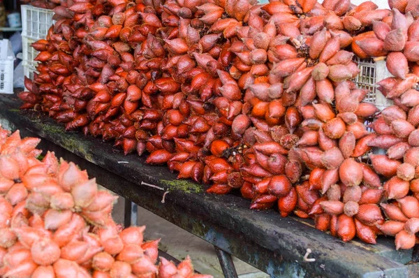 Salacca fresca roja, zalacca, fruta de salak en cesta para la venta en el mercado de frutas, Tailandia . — Foto de Stock
