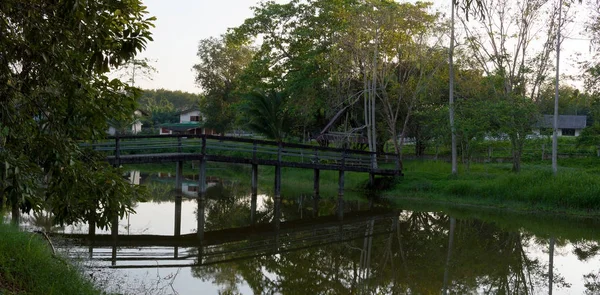 Jembatan di atas kanal sore — Stok Foto