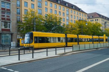 Dresden şehir merkezi sarı tramvay. Avrupa'nın şehir ulaşım