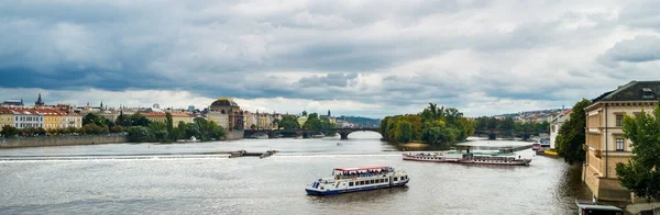 Praga, República Checa skyline com histórica Ponte Charles. Cruzeiro de barco no rio Vltava — Fotografia de Stock