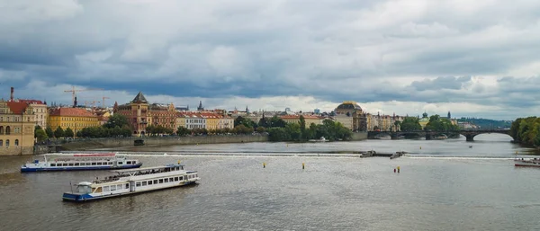 布拉格，捷克共和国，历史的查理大桥的天际线。伏尔塔瓦河河上的游船 — 图库照片