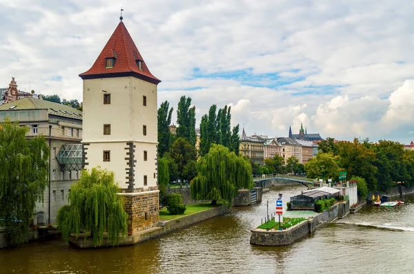 Vltava nehri üzerindeki Jirasek köprüsünden Detsky Childrens adasına doğru görüntü — Stok fotoğraf