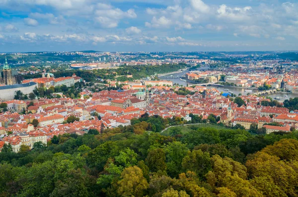 Vista aerea panoramica della Piazza della Città Vecchia a Praga in una bella giornata estiva, Repubblica Ceca — Foto Stock