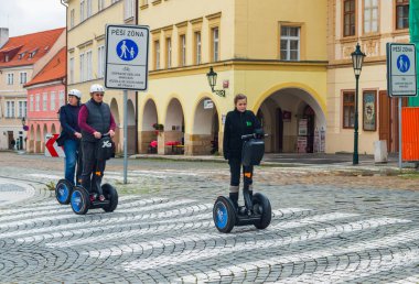 Prague, Çek Cumhuriyeti 21 Eylül 2013: Segway tur Prag eski sokakların