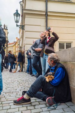 Prague, Çek Cumhuriyeti - 21 Eylül 2013: dilenci ile köpek sokakta Prag, Çek Cumhuriyeti