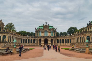 Dresden, Almanya - 22 Eylül 2013: Zwinger Palace ve Park kompleksi Dresden. Dresden Sanat Galerisi