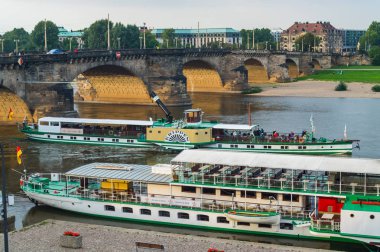 Dresden, Almanya - 22 Eylül 2013: Sonbahar görünümü Elbe Nehri Dresden, Saksonya, Almanya ile tarihi kent mimarisinin