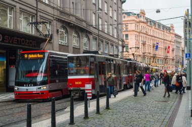 Toplu taşıma sokakta tramvay. Şehrin günlük yaşamda. Avrupa'daki gündelik yaşamı. Prague, Çek Cumhuriyeti - 23 Eylül 2013