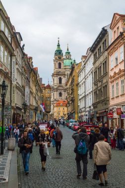 Eski Prag Merkezi - başkenti ve en büyük Çek Cumhuriyeti - seyahat arka sokakta görünümüne Prag, Çek Cumhuriyeti - 21 Eylül 2013: