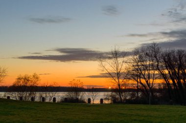 Gökyüzü günbatımı zaman Nehri. Kıyıdan görüntülemek