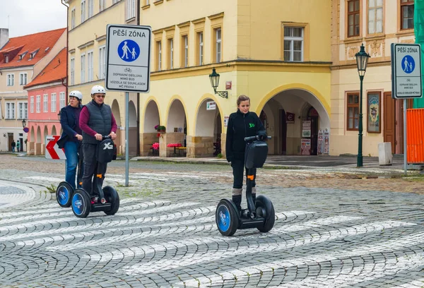 Prague, Çek Cumhuriyeti 21 Eylül 2013: Segway tur Prag eski sokakların