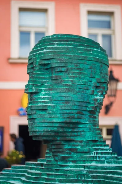 Praga, República Checa - 21 de septiembre de 2013: Orgulloso de David Cerny, dos estatuas de bronce que deletrearán mensajes de texto con su micción. Polémica estatua de dos hombres orinando en Praga . — Foto de Stock