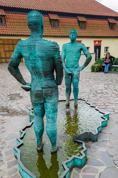 Praga, República Checa - 21 de septiembre de 2013: Orgulloso de David Cerny, dos estatuas de bronce que deletrearán mensajes de texto con su micción. Polémica estatua de dos hombres orinando en Praga . — Foto de Stock