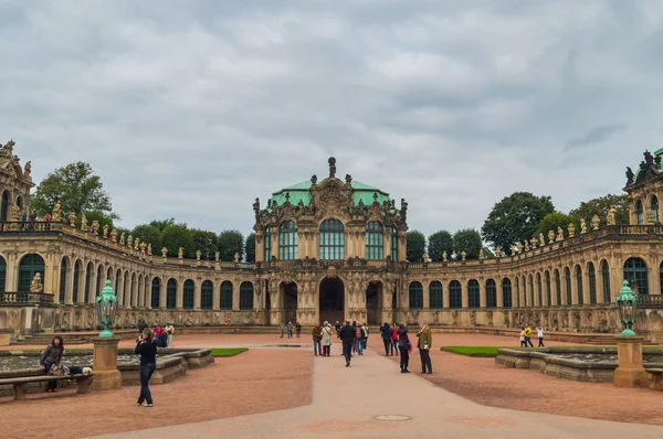 Dresden, Almanya - 22 Eylül 2013: Zwinger Palace ve Park kompleksi Dresden. Dresden Sanat Galerisi