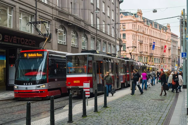 Toplu taşıma sokakta tramvay. Şehrin günlük yaşamda. Avrupa'daki gündelik yaşamı. Prague, Çek Cumhuriyeti - 23 Eylül 2013