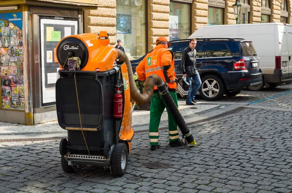 Şehir işçi hareketliliği elektrikli süpürge, eski şehir Meydanı ile. Prague, Çek Cumhuriyeti - 26 Eylül 2013