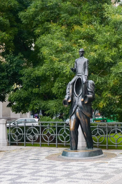 Prag. Franz Kafka heykeli. Metal heykel heykeltıraş Jaroslav Rona tarafından. Bu Yahudi Mahallesi İspanyolca sinagoga yanında duruyor. Prague, Çek Cumhuriyeti - 26 Eylül 2013