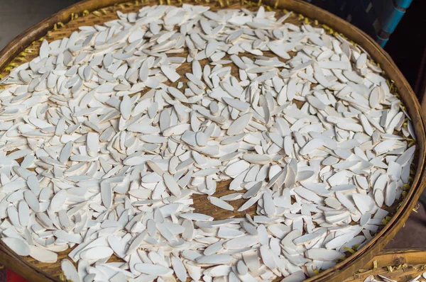 Мелко нарезанные пищевые ингредиенты из местных растений. Азия, Вьетнам — стоковое фото