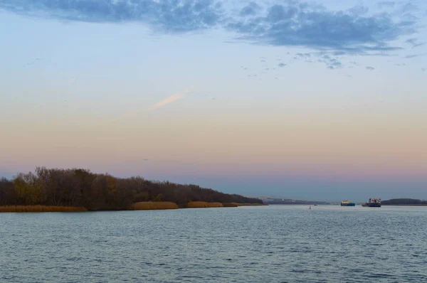 Dompteure, Frachtschiffe auf dem Fluss bei Sonnenuntergang — Stockfoto