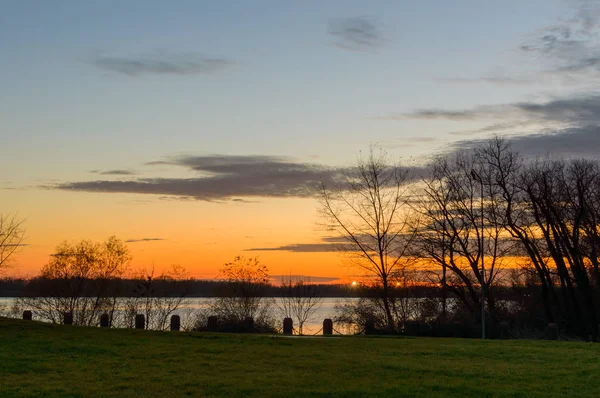 Gökyüzü günbatımı zaman Nehri. Kıyıdan görüntülemek