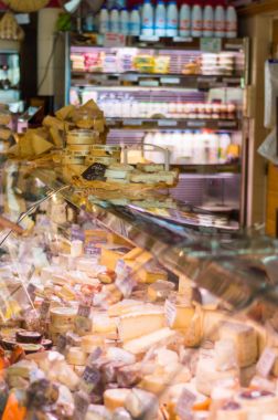 Süt ürünleri ve sebze. Bakkal dükkanı. Gıda Tema. Fransa, Paris, 02 Ekim 2014