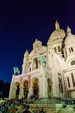 Basilica of Sacre Coeur Montmartre, Paris gece içinde. Fransa, Paris, 03 Ekim 2014