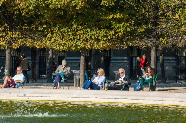 Parisinos y turistas se relajan al lado en el parque en un día soleado. Francia, París, 03 de octubre de 2014 — Foto de Stock