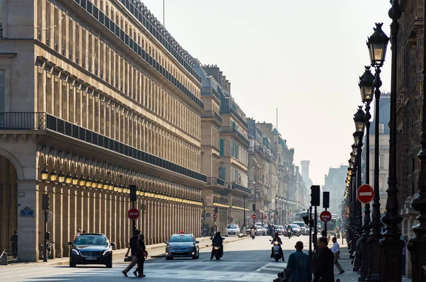 Ulice Paříže, Francie. Slunce svítí, budovy a dopravní. Zastřelen v říjnu denního světla. Francie, Paříž, 03 říjen 2014 — Stock fotografie