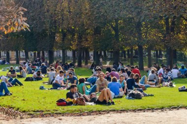 Parisians ve turistler güneşli gün Park'ta rahatlatıcı. Fransa, Paris, 04 Ekim 2014