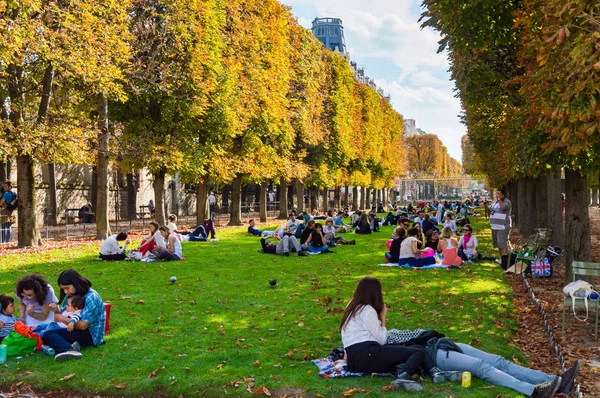 パリジャンや観光客は、晴れた日の公園でリラックス。フランス、パリ、2014 年 10 月 4 日 — ストック写真