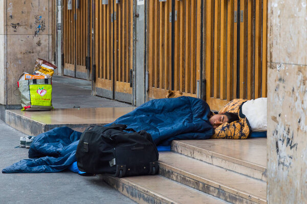 Молодые люди спят на улице в Париже. Проблема беженцев и эмигрантов в Европе. Париж, Франция, 04 октября 2014
.