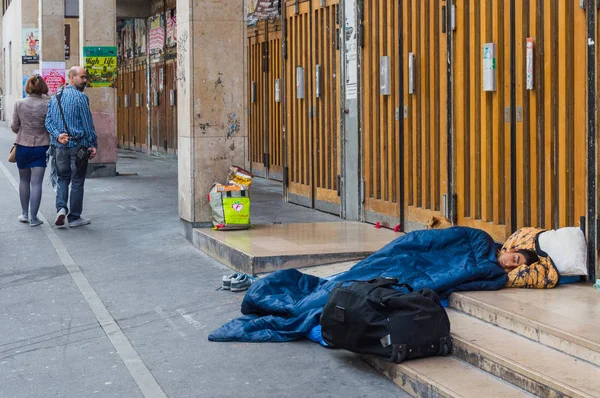 Genç erkek Paris Caddesi üzerinde uyuyor. Mülteci ve göçmenler Avrupa'nın sorunu. Paris, Fransa, 04 Ekim 2014.