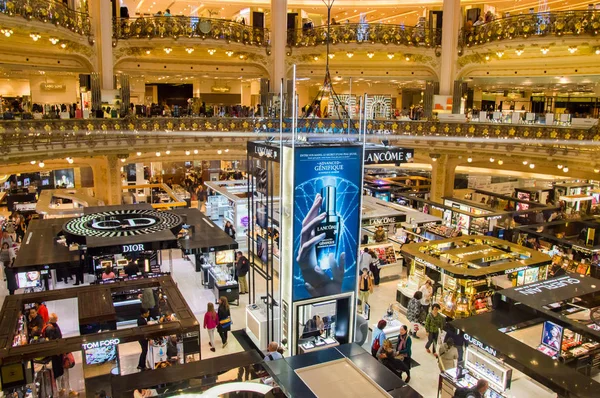 Onbekende mensen winkelen in de bekende luxe het warenhuis Galerie Lafayette. Frankrijk, Parijs, 6 oktober 2014 — Stockfoto