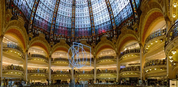 알 수 없는 사람들은 유명한 럭셔리 갤러리 라파예트 백화점에서에서 쇼핑. 프랑스, 파리, 2014 년 10 월 6 일 — 스톡 사진