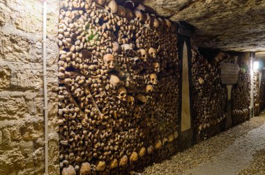 Yeraltı mezarlığı, Paris, Fransa. Bunlar yeraltı ossuaries ve turistik gösterir. Fransa, Paris, 07 Ekim 2014