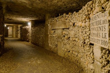 Yeraltı mezarlığı, Paris, Fransa. Bunlar yeraltı ossuaries ve turistik gösterir. Fransa, Paris, 07 Ekim 2014