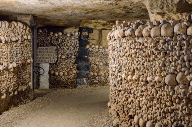 Yeraltı mezarlığı, Paris, Fransa. Bunlar yeraltı ossuaries ve turistik gösterir. Fransa, Paris, 07 Ekim 2014