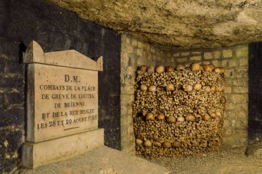 Yeraltı mezarlığı, Paris, Fransa. Bunlar yeraltı ossuaries ve turistik gösterir. Fransa, Paris, 07 Ekim 2014