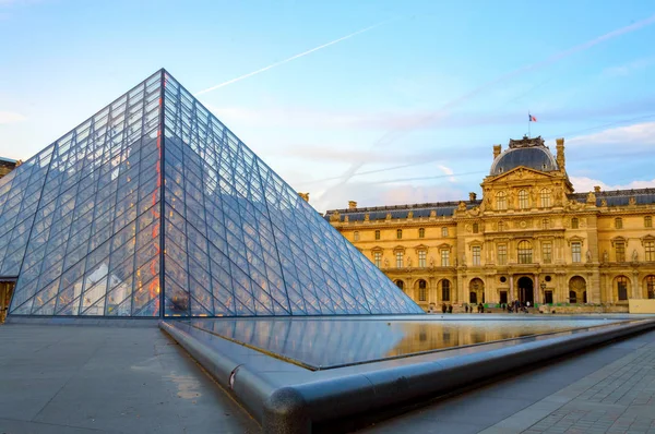 Pohled na Louvre pyramidy. Večerní scény. Louvre je jedním z největších muzeum umění ve světě. Francie, Paříž, říjen 7, 2014 — Stock fotografie