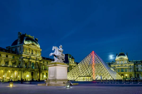 Vista piramide del Louvre. Scena notturna. Il Louvre è uno dei più grandi musei d'arte del mondo. Francia, Parigi, 7 ottobre 2014 — Foto Stock